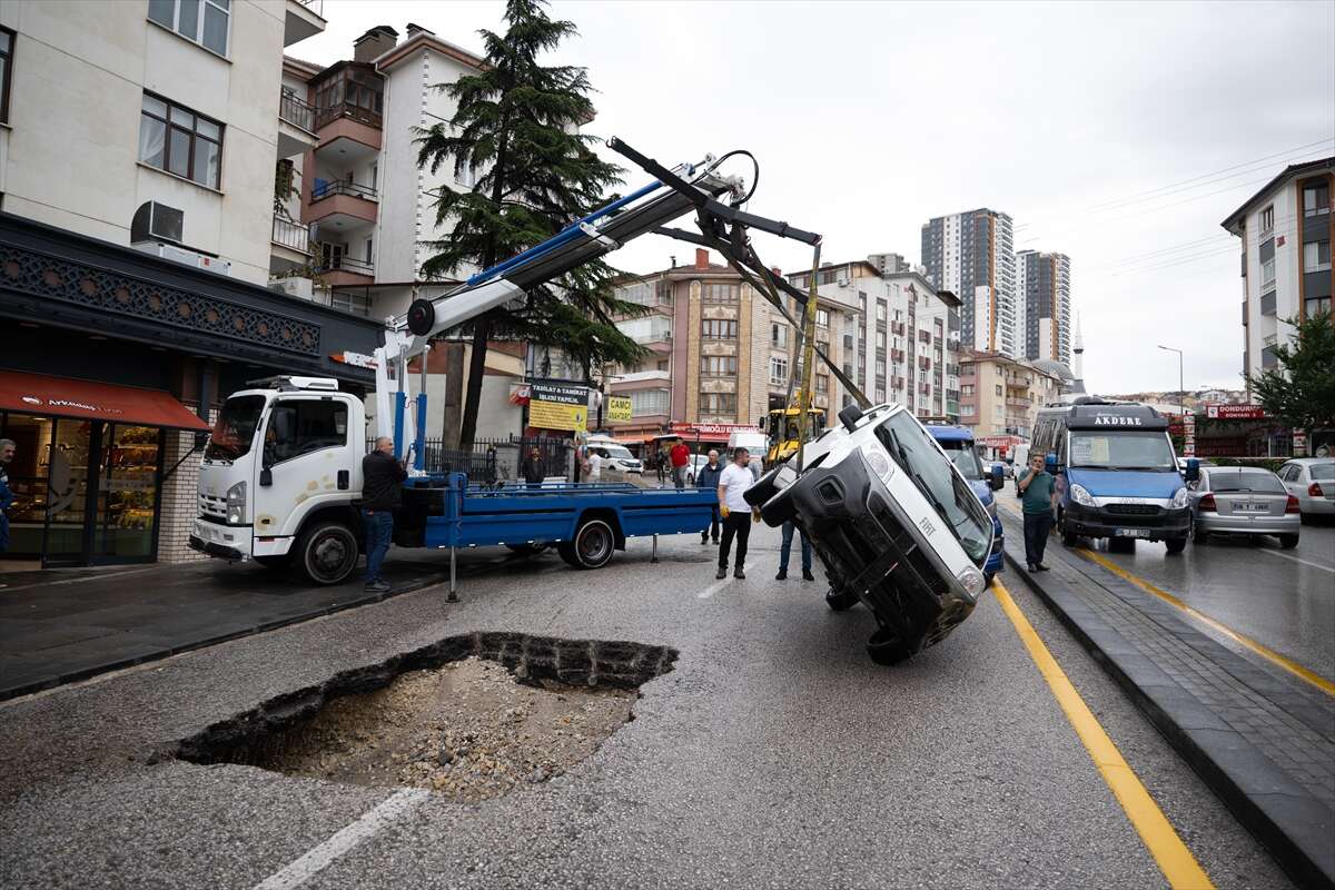 Sağanak Ankara'yı vurdu! Alt geçit göle döndü, otomobil çöken yola saplandı 7